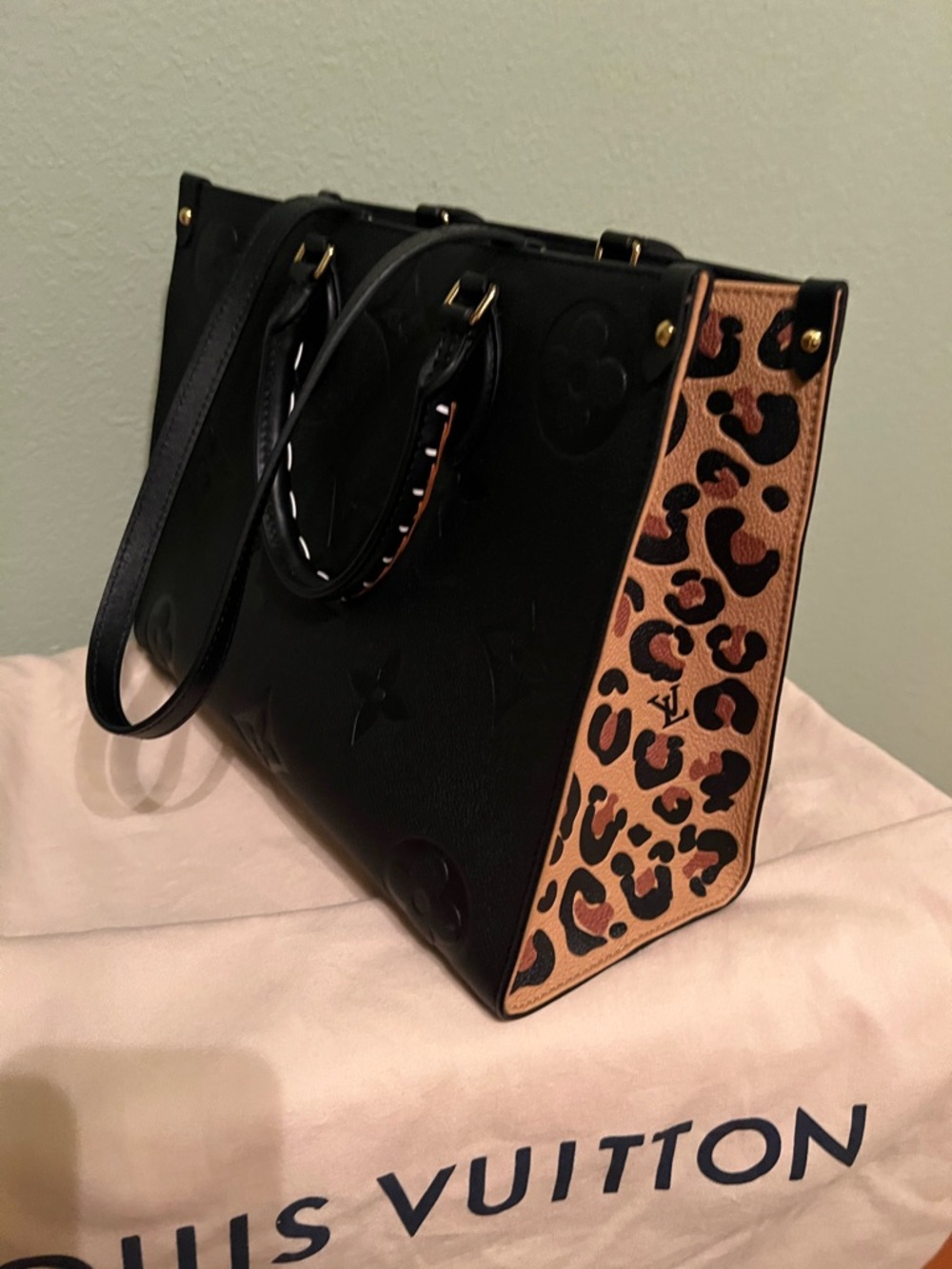 Louis Vuitton wild at heart On The Go Spec Ed. Black Tote w Leopard-cheetah